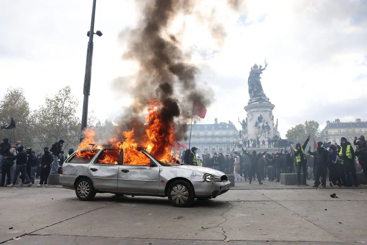 Franța, la pas de defalcare: Guvernul convoacă o criză de urgență după proteste masive