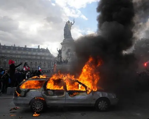 Franța în criză: proteste și violență în orașe