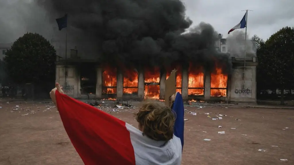 Revolte în Franța: O oportunitate politică pentru Marine Le Pen?