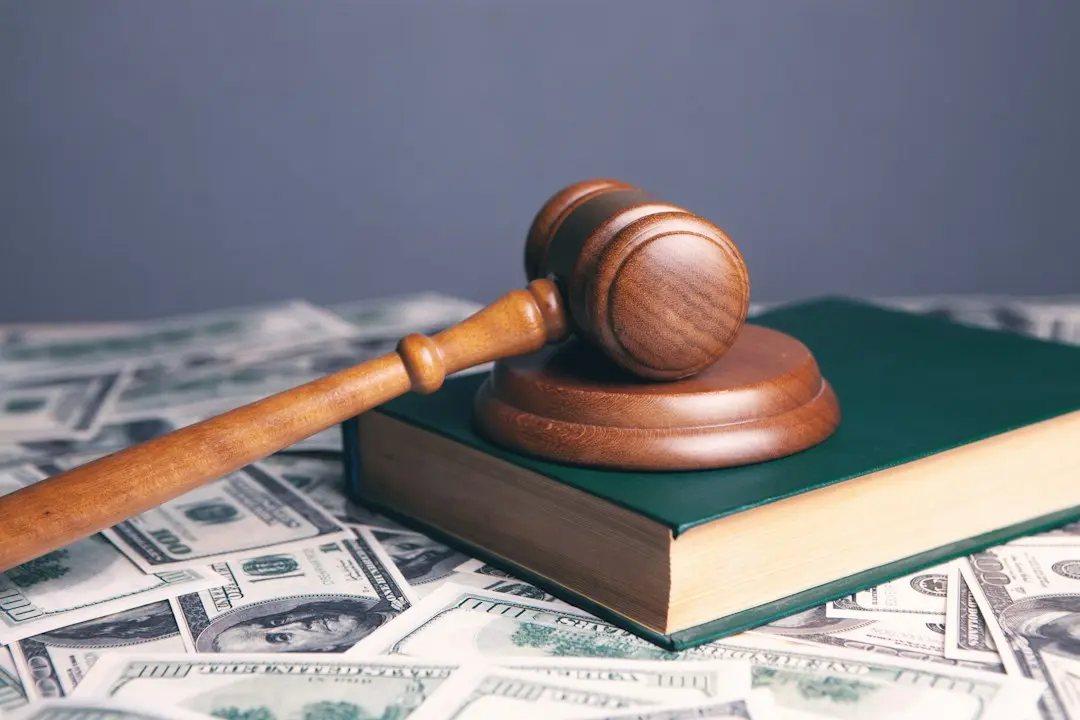 Economia Big Law: Cum partenerii transformă muncă juniorilor în miliarde