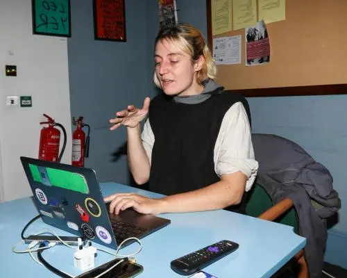 Paznicii din culisele Wikipedia: cum se scrie istoria comerțului global cu arme