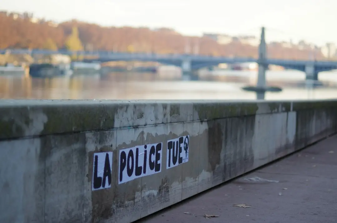 Foc și vandalism în Lyon: cum tinerii reconstruiesc orașul