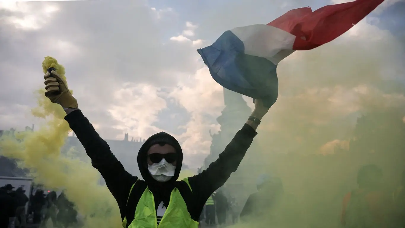 Renașterea Națională exploatează protestele franceze pentru campania pre-alegeri