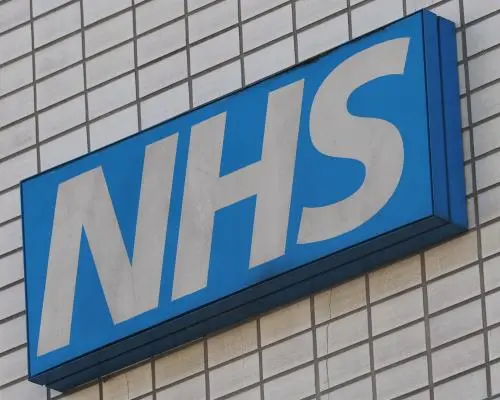 Cincisprezece angajați NHS, concediați după ce au accesat ilegal dosarele victimelor atacului din Nottingham