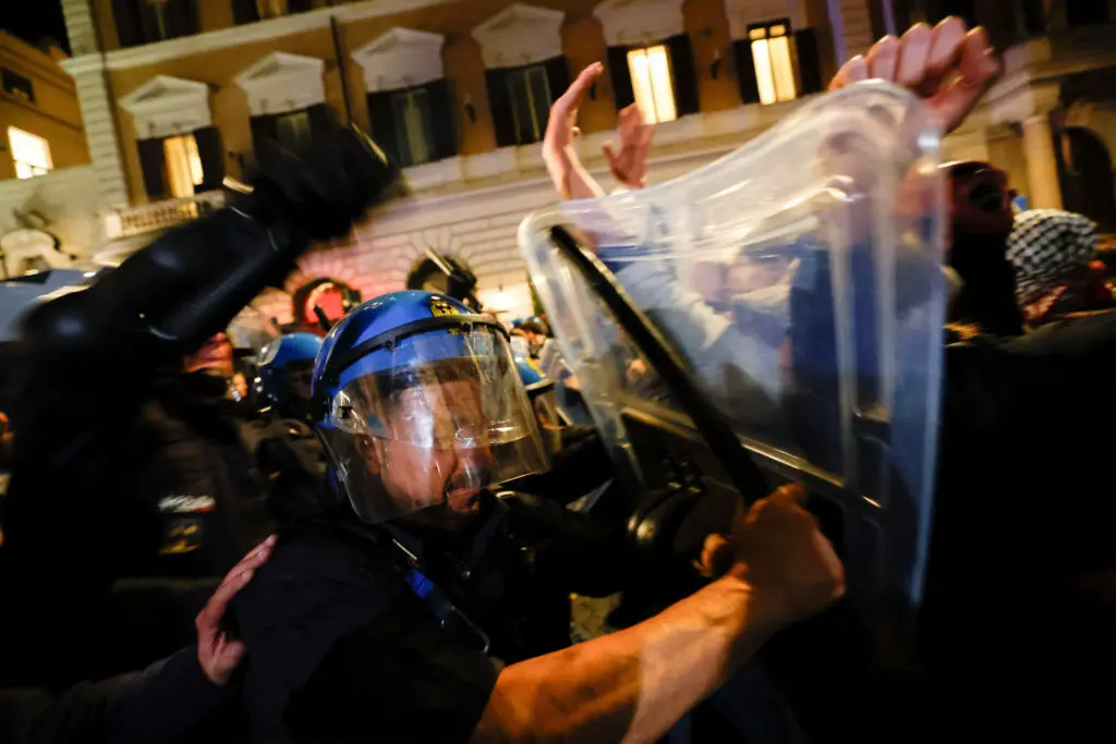 Milan în liniște: Soldați veghează în fața marșului european