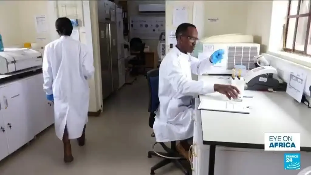 Uganda a dat startul testelor umane pentru un nou vaccin împotriva Ebola